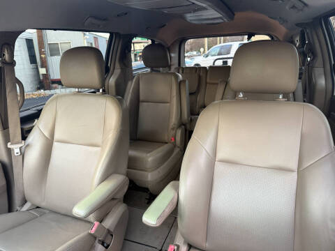 2012 Volkswagen Routan SE