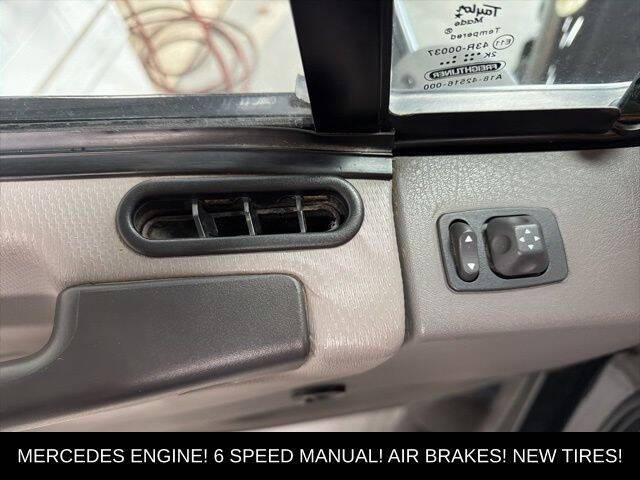 2004 Freightliner M2 106