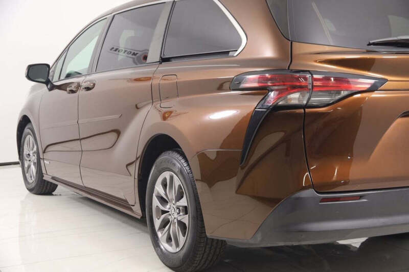2021 Toyota Sienna LE 8-Passenger