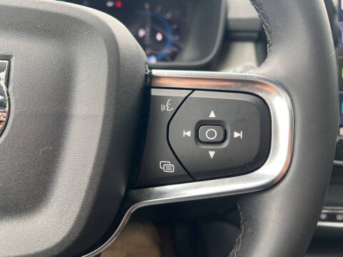 2023 Volvo XC40 B5 Plus Dark Theme