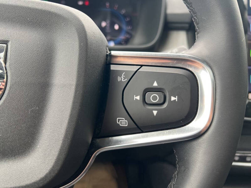 2023 Volvo XC40 B5 Plus Dark Theme