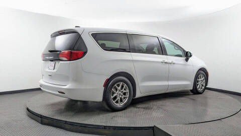 2023 Chrysler Voyager LX