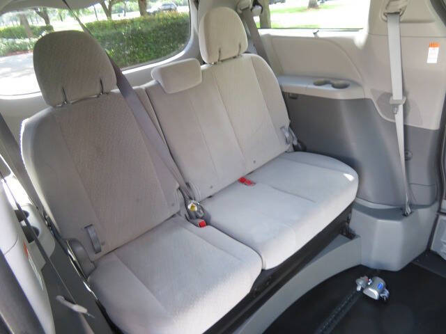 2020 Toyota Sienna LE Mobility 7-Passenger