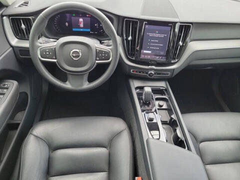 2024 Volvo XC60 B5 Core Dark Theme