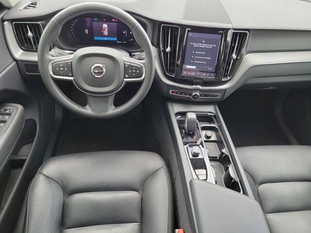 2024 Volvo XC60 B5 Core Dark Theme