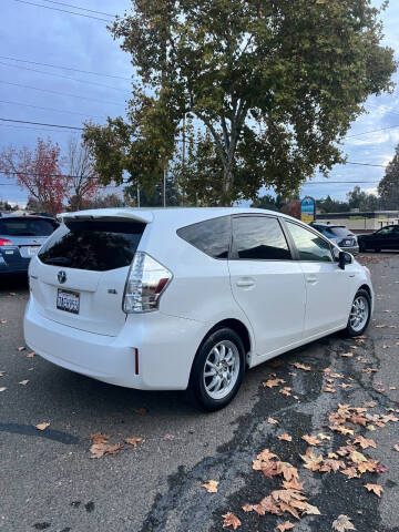 2013 Toyota Prius v Two