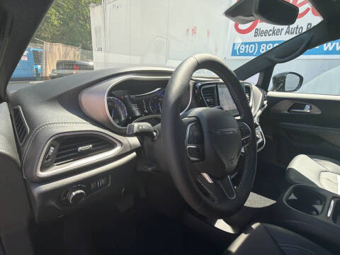 2027 Chrysler Pacifica Select