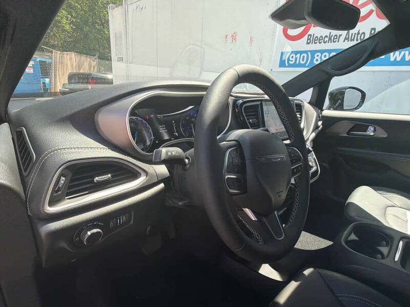 2027 Chrysler Pacifica Select