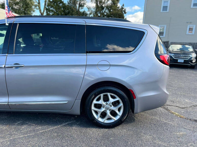 2017 Chrysler Pacifica Touring-L