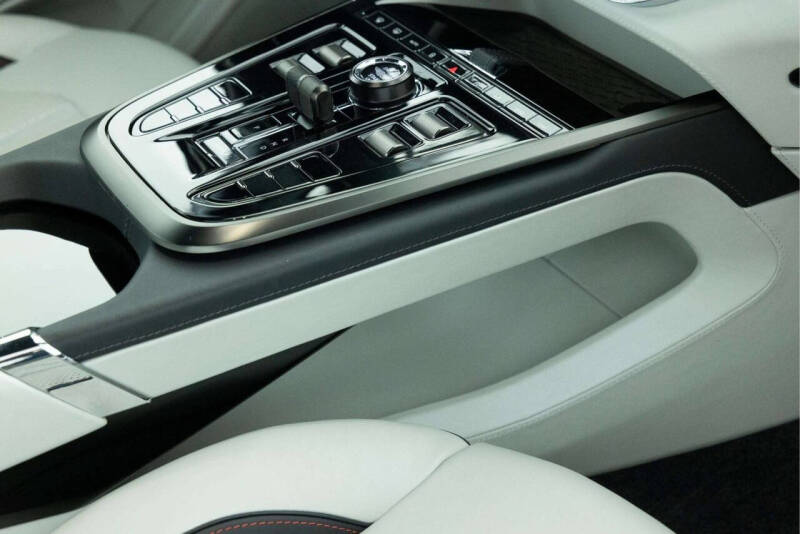 2025 Aston Martin DBX 707