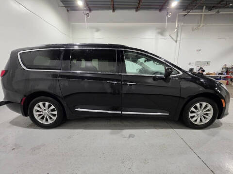 2017 Chrysler Pacifica Touring-L Plus