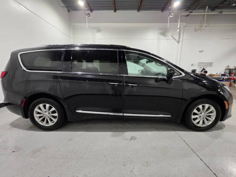 2017 Chrysler Pacifica Touring-L Plus