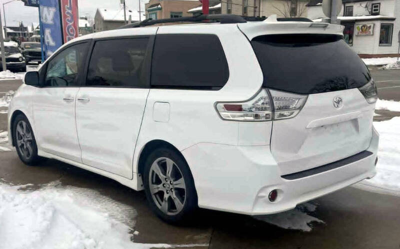 2018 Toyota Sienna SE Premium 8-Passenger