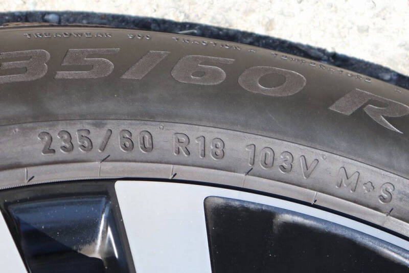 2024 Volvo XC60 B5 Core Dark Theme