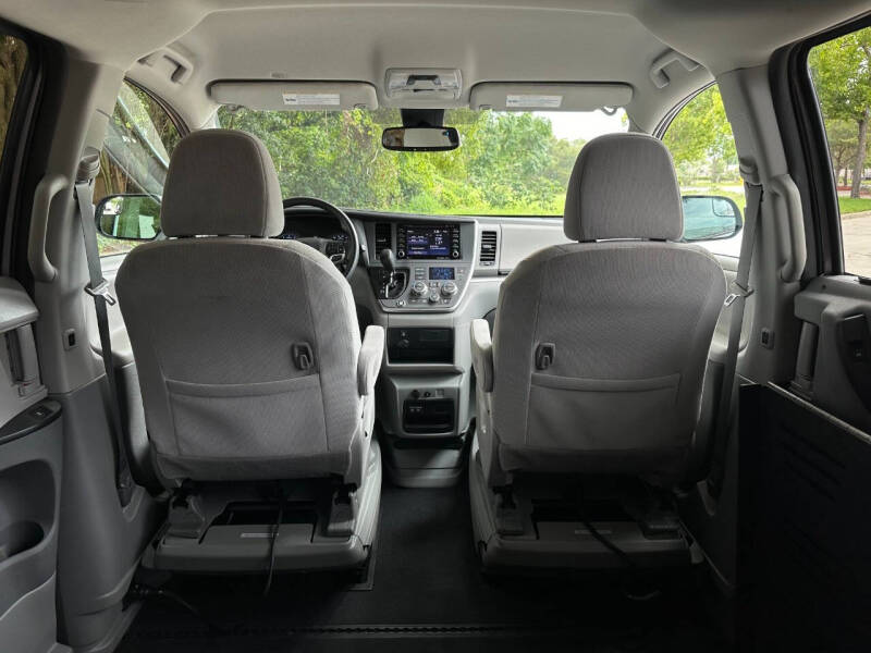 2020 Toyota Sienna LE Mobility 7-Passenger