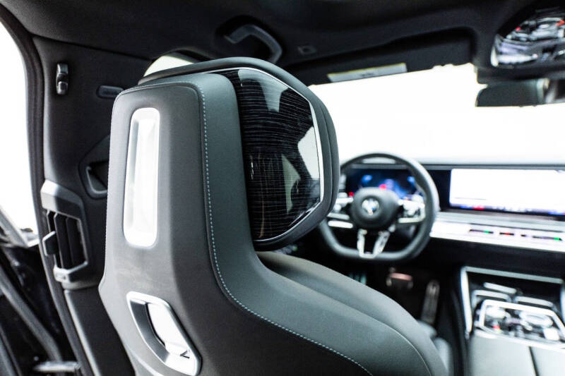 2023 BMW 7 Series 740i