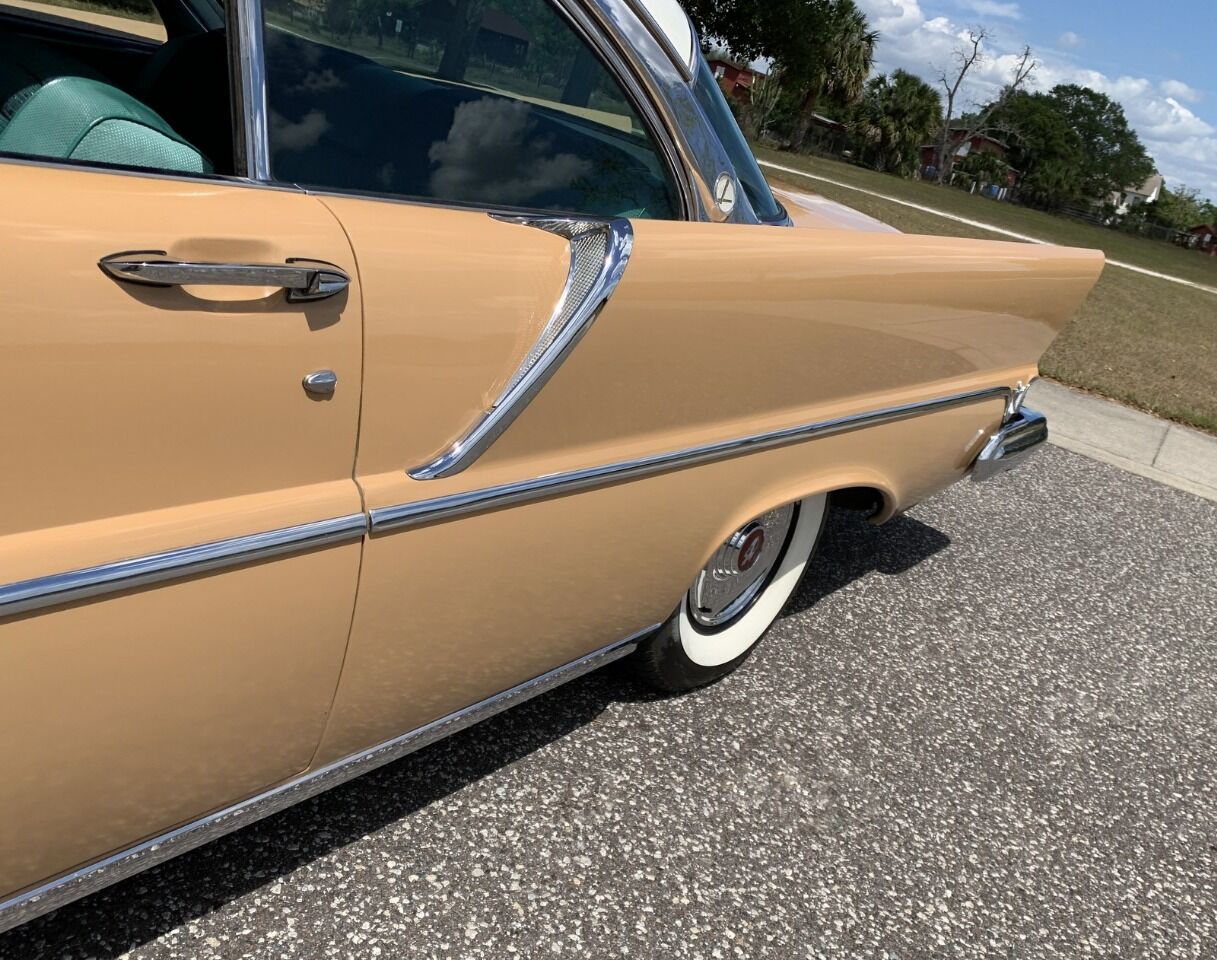 1957 Lincoln Capri 19