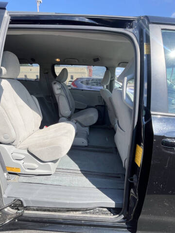 2013 Toyota Sienna LE 8-Passenger
