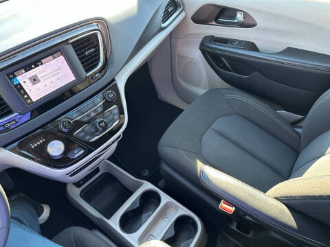 2022 Chrysler Voyager LX