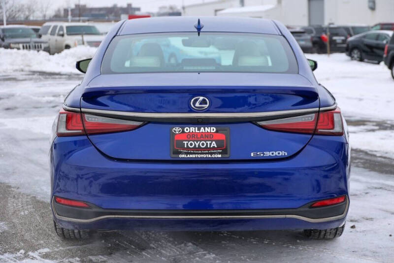 2022 Lexus ES 300h F SPORT