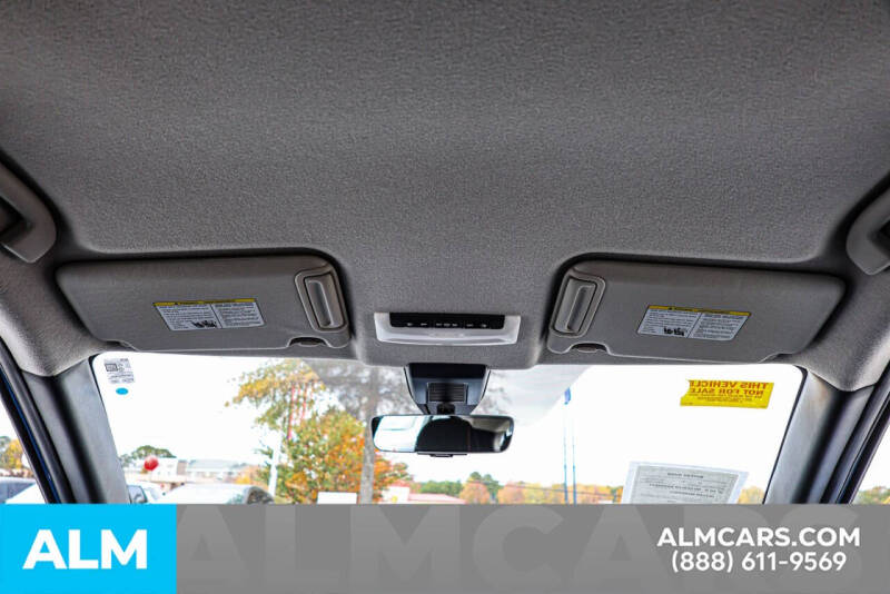 2022 Nissan Kicks SR