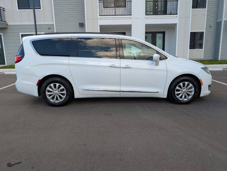 2017 Chrysler Pacifica Touring-L
