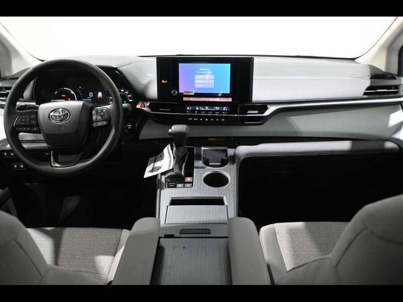 2025 Toyota Sienna LE 8-Passenger