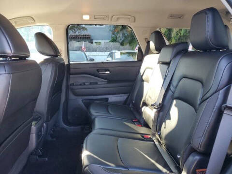 2024 Nissan Pathfinder SL