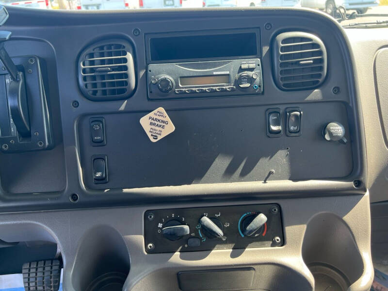 2013 Freightliner M2 106