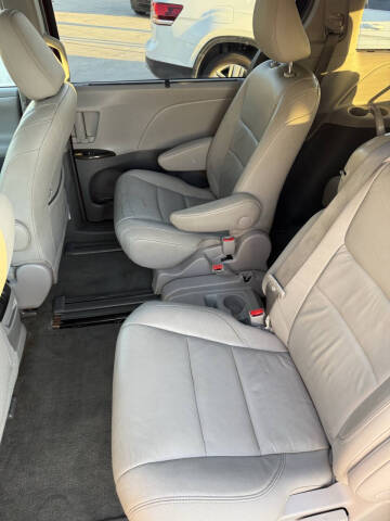2015 Toyota Sienna XLE 7-Passenger Auto Access Seat