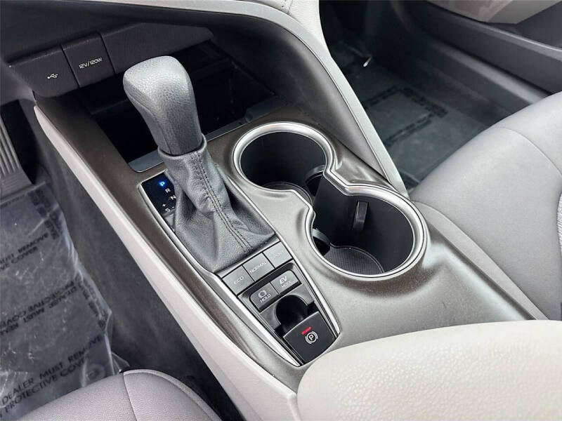 2022 Toyota Camry Hybrid LE