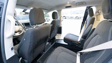 2022 Chrysler Voyager LX