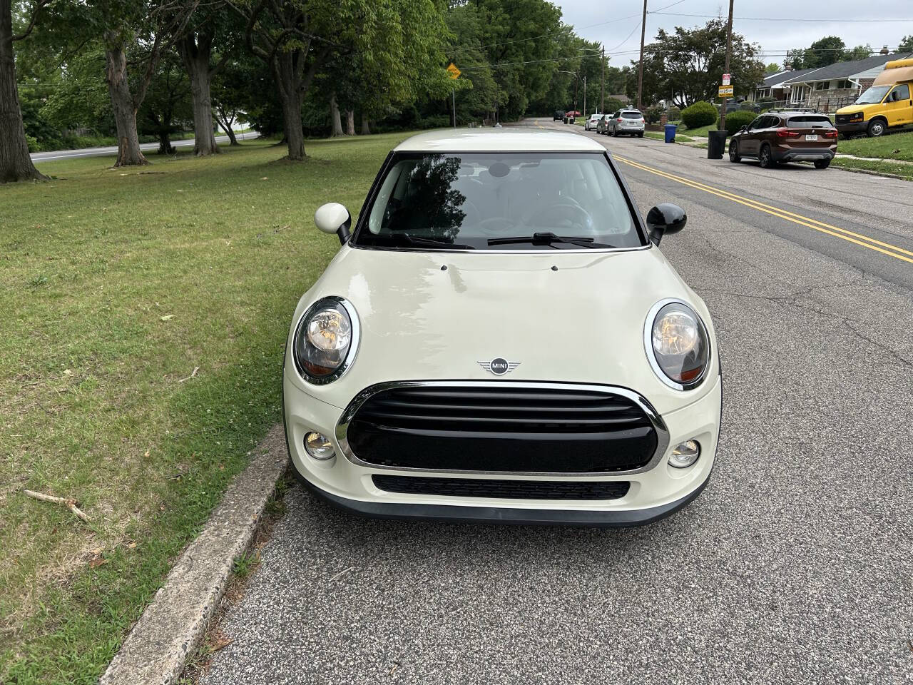 Off white 2019 MINI Hardtop 2 Door Cooper Cooper 2dr Hatchback 2