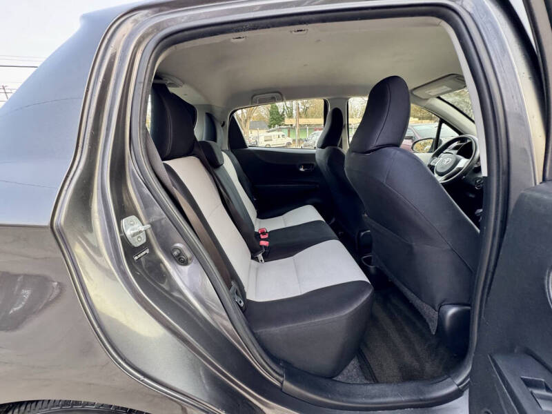 2013 Toyota Yaris 5-Door LE