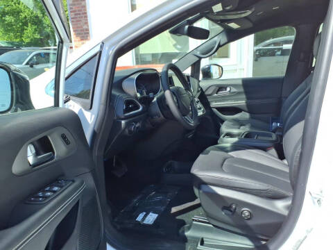 2027 Chrysler Pacifica Select