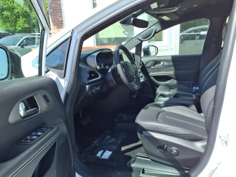 2027 Chrysler Pacifica Select