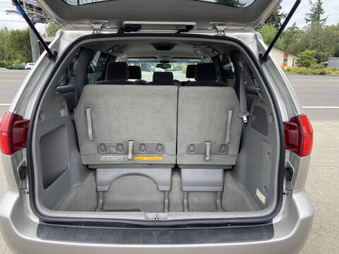 2004 Toyota Sienna LE 8 Passenger