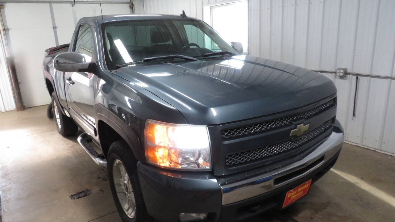 Gray 2009 Chevrolet Silverado 1500 LT 4x4 LT 2dr Regular Cab 6.5 ft. SB 1