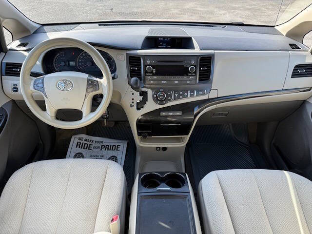 2013 Toyota Sienna LE 8-Passenger