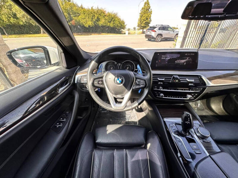 2019 BMW 5 Series 530e photo 15