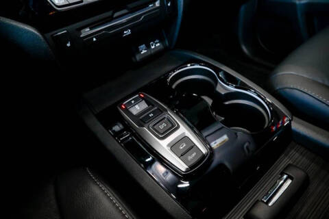 2022 Honda Pilot Touring w/Rear Captain's Chairs