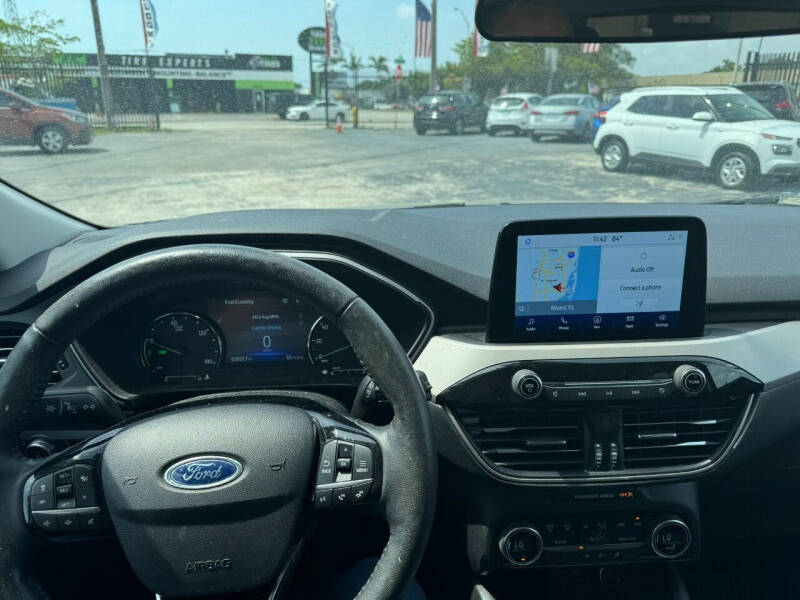 2021 Ford Escape SEL photo 4