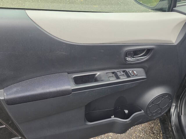 2012 Toyota Yaris 5-Door LE