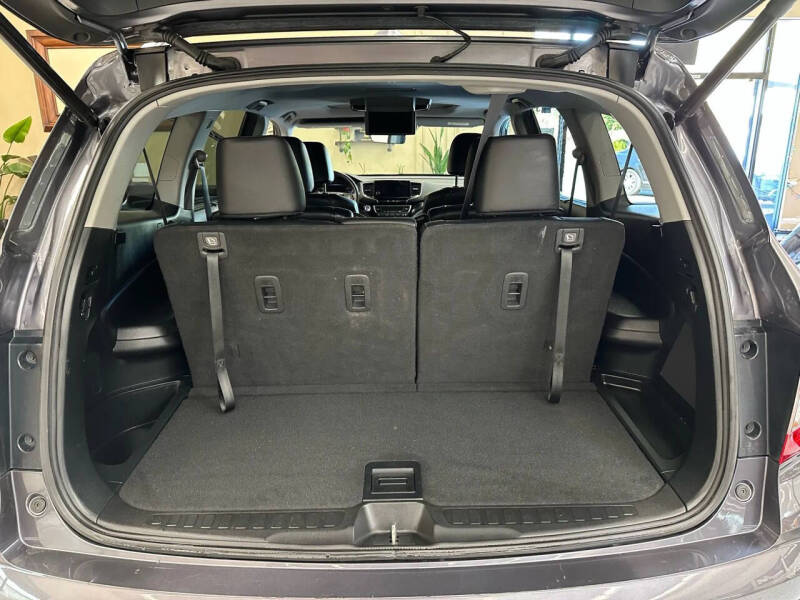 2021 Honda Pilot Touring w/Rear Captain's Chairs