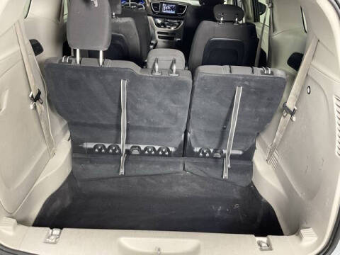 2022 Chrysler Voyager LX