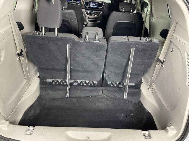 2022 Chrysler Voyager LX