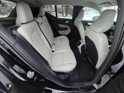 2021 Volvo XC40 T5 Momentum