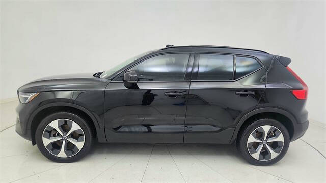 2024 Volvo XC40 B5 Plus Dark Theme