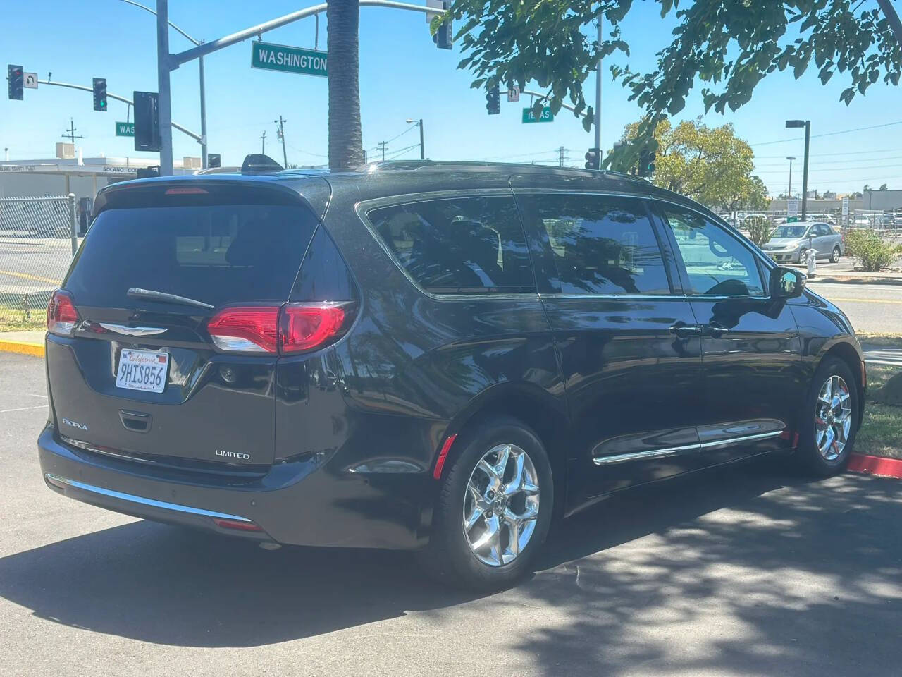 Black 2017 Chrysler Pacifica Limited Limited 4dr Mini-Van 27