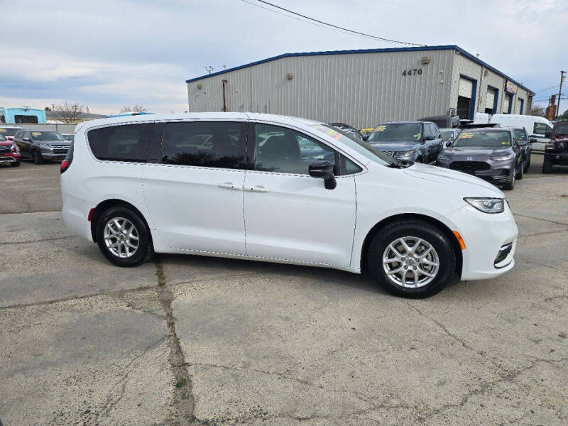 2024 Chrysler Pacifica Touring